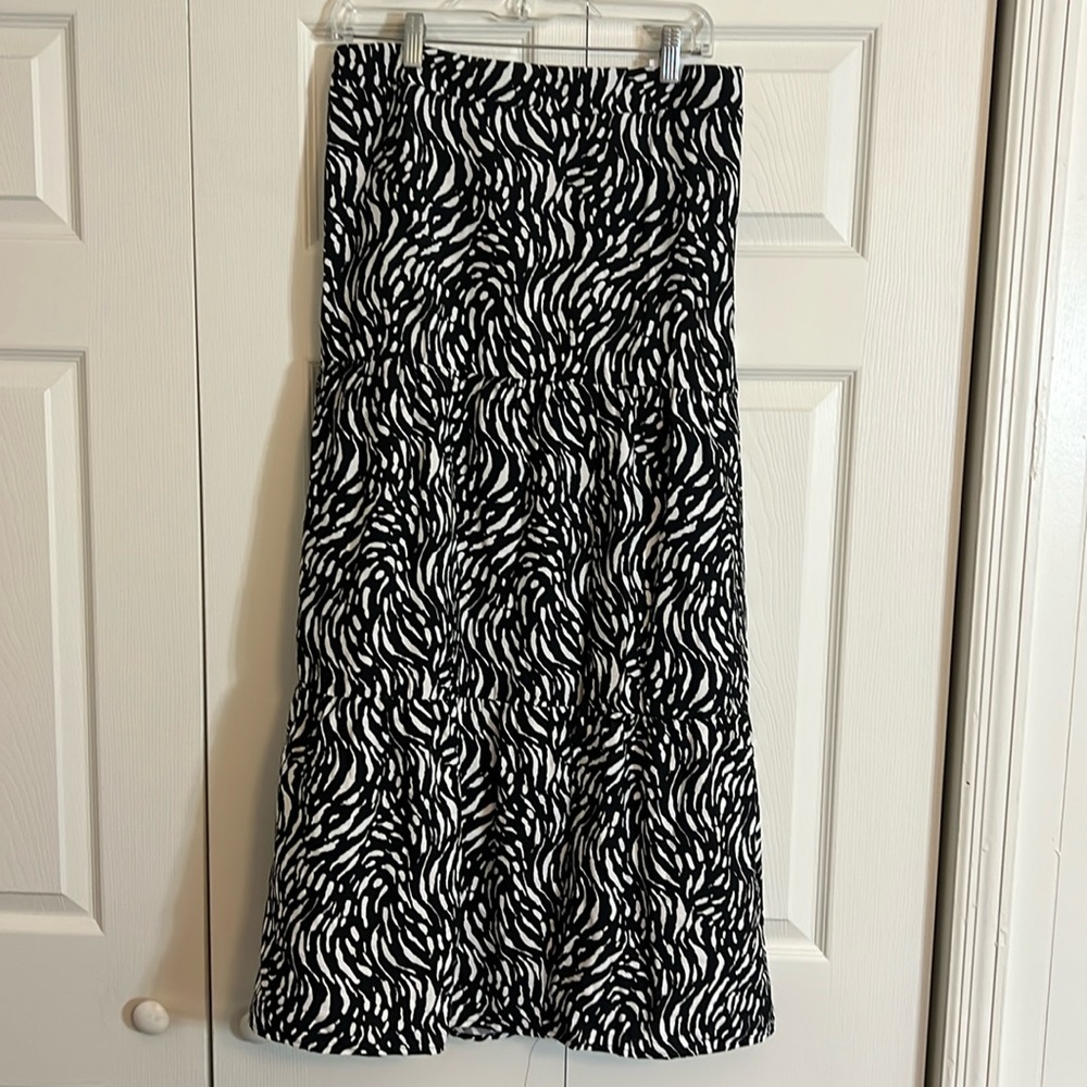 Nine West Women’s Size Medium Black and White Tiered Skirt with Slit   K1